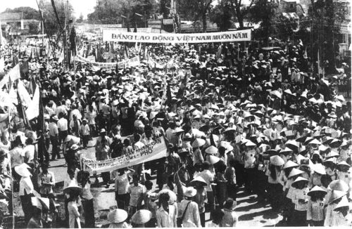 Nhân dân TP. Mỹ Tho mít tinh chào mừng miền Nam giải phóng vào ngày 1-5-1975. Ảnh: TRẦN BIỂU