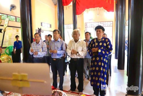 Nguyên lãnh đạo tỉnh Đồng Tháp dâng hương tưởng nhớ Hùng Dõng tướng Nguyễn Công Nhàn.