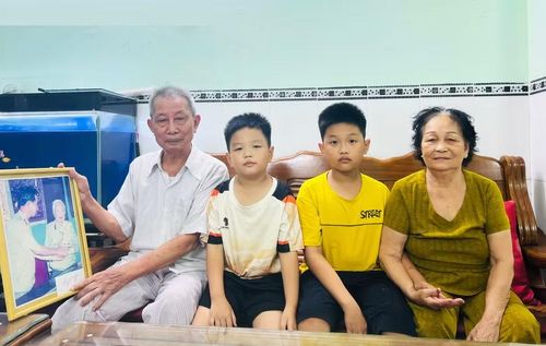 Ông Nguyễn Thanh Lịch và bà Nguyễn Thị Sử thường trò chuyện, giáo dục các cháu về truyền thống cách mạng của dân tộc. Ảnh: P.L