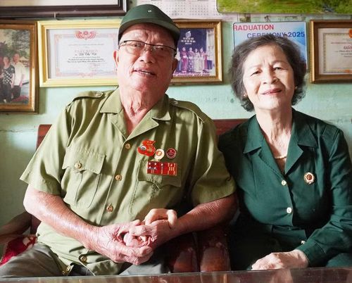 Ông Phạm Kim Xuân và bà Đỗ Thị Nở luôn sống hạnh phúc, thường nhắc nhớ về những ngày gặp nhau trong kháng chiến. Ảnh: P.L