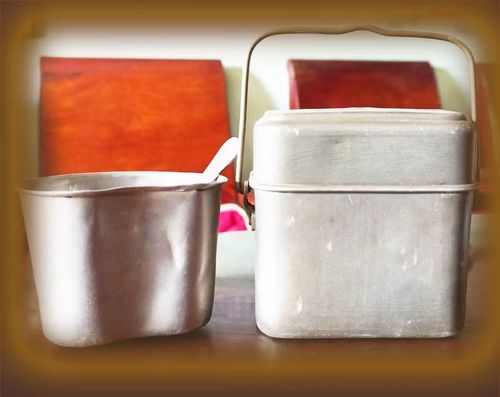 Món quà ông Phạm Kim Xuân tặng bà Đỗ Thị Nở thời kháng chiến vẫn được gìn giữ đến hôm nay. Ảnh: P.L