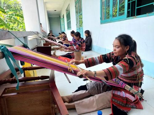 Chị Đinh Thị Rên bền bỉ giữ gìn và phát huy nghề dệt thổ cẩm của đồng bào Bahnar.