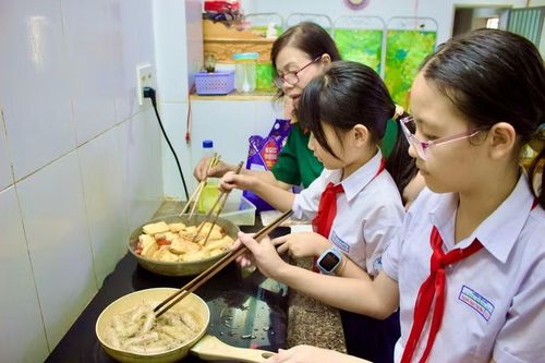 Đội viên cùng nhau đi chợ, nhặt rau, sơ chế thực phẩm, nấu những món ăn chuẩn bị cho bữa cơm tri ân. Ảnh: Minh Chí
