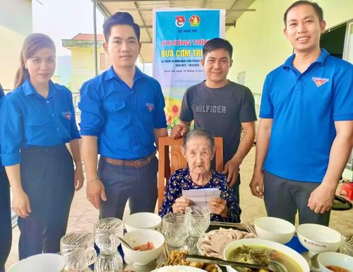 “Bữa cơm tri ân” tại nhà Mẹ Việt Nam anh hùng Võ Thị Đôi. Ảnh: ĐVCC