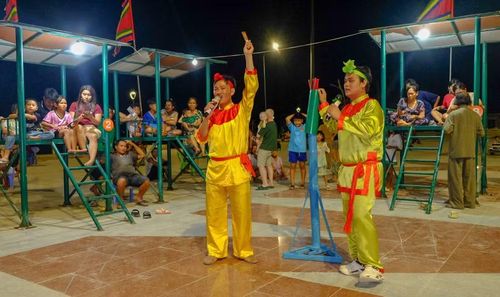  Hội đánh bài chòi dân gian thu hút đông đảo người dân, du khách tham gia tạo thêm không khí lễ hội rộn ràng. Ảnh: Ngọc Nhuận 