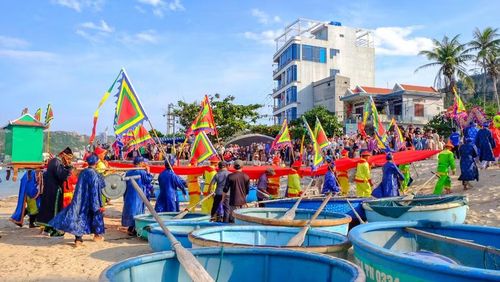  Đông đảo người dân và du khách tham dự khai mạc Lễ hội cầu ngư xã Nhơn Châu năm 2026. Ảnh: Ngọc Nhuận 