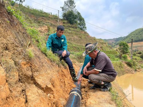 Đơn vị thủy nông phối hợp với người dân địa phương kiểm tra hệ thống đường ống dẫn nước thủy lợi.