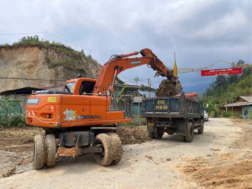 Công ty TNHH MTV Tân Phú đã tập trung nhân lực, máy móc để sửa chữa, nạo vét hệ thống kênh mương chính.