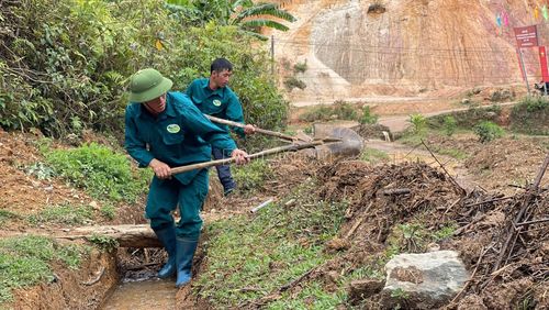 Công nhân Công ty TNHH MTV Tân Phú tiến hành nạo vét kênh mương thủy lợi.