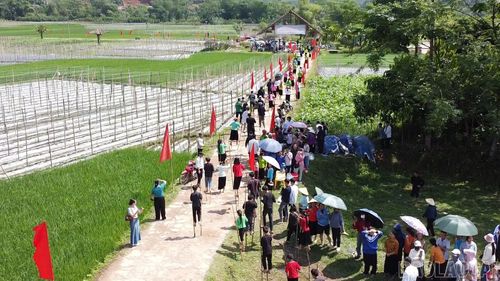 300 người tham gia trình diễn kỹ thuật đi cà kheo.