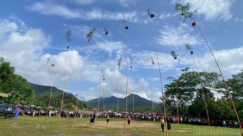 12 cây còn có chiều cao 12m được dựng lên để các đội thi ném còn.