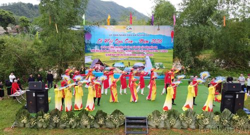 Biểu diễn văn nghệ khai mạc lễ hội.