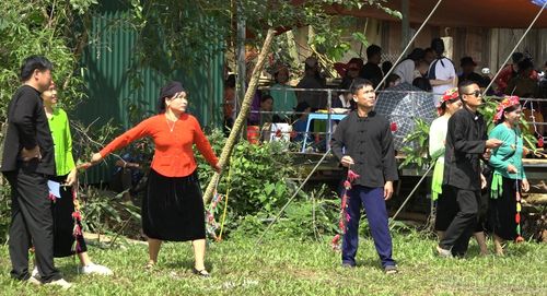 Các đội thi tranh tài ném còn.
