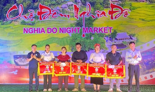 Ban tổ chức trao giải phần thi ném còn.
