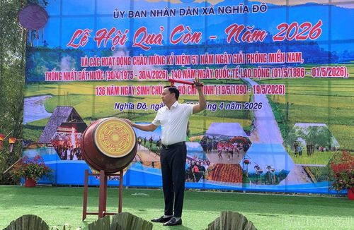 Bí thư Đảng ủy xã Nguyễn Văn Phương đánh trống khai hội.