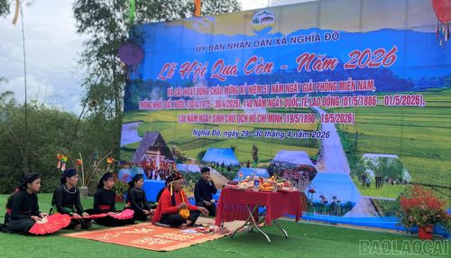Thực hiện nghi lễ Then cúng quả còn theo truyền thống.