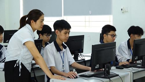 Cô giáo Lâm Thị Hồng Cúc đang cùng Thanh Tùng ôn luyện chuẩn bị cho vòng Chung kết sắp tới.