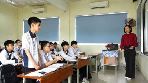 Cô giáo Nguyễn Hồng Nhung luôn quan tâm, động viên cậu học trò đam mê Tin học.