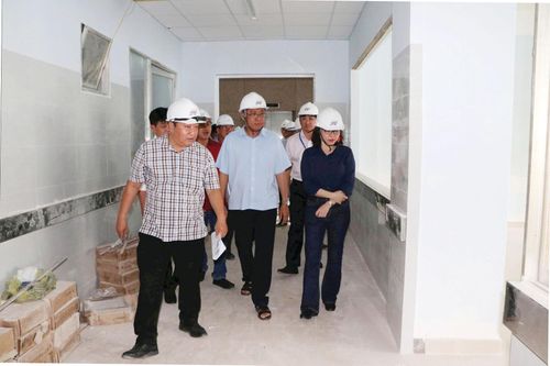 Phó Chủ tịch UBND tỉnh Nguyễn Minh kiểm tra dự án Cải tạo, sửa chữa các hạng mục công trình xuống cấp của Bệnh viện Đa khoa Bình Thuận