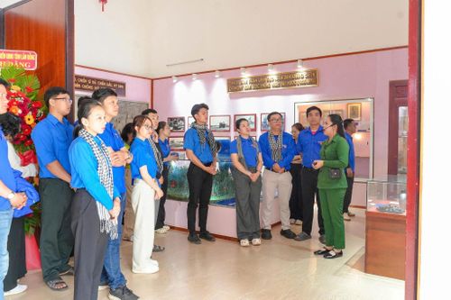 Thùy Dương đang thuyết minh cho các đoàn viên, thanh niên trong hoạt động về nguồn