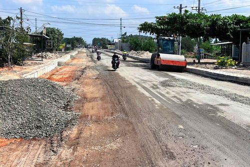 Dự án Cải tạo, nâng cấp Quốc lộ 28B đang được thi công nước rút để về đích. Ảnh: Lâm Khoa