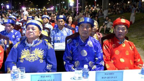 Đông đảo người dân tham dự lễ khai mạc