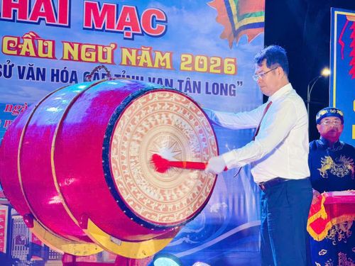 Ông Nguyễn Quốc Nam, Bí thư Đảng ủy phường La Gi đánh trống khai mạc