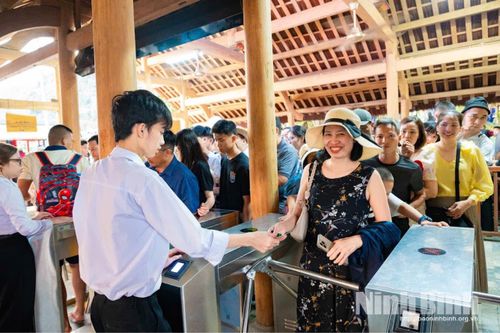 Công tác phân luồng, soát vé tại Khu du lịch sinh thái Thung Nham được thực hiện bài bản.