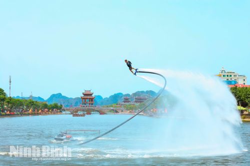 Màn trình diễn flyboard tại Phố cổ Hoa Lư.