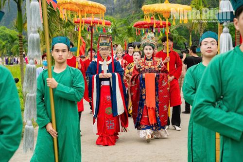 Chương trình trình diễn cổ phục tại Khu du lịch Tam Cốc - Bích Động gây ấn tượng với đông đảo du khách.