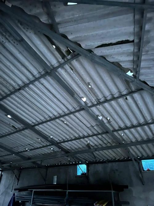 Nhiều mái nhà của người dân xã Yên Sơn bị mưa đá làm hư hỏng.