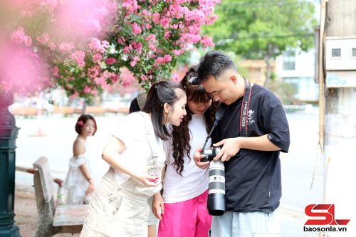 Các bạn trẻ cùng nhau lưu giữ hình ảnh đẹp cùng hoa tường vi.