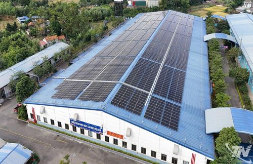 Hệ thống điện mặt trời áp mái được lắp đặt tại nhiều nhà máy, góp phần thúc đẩy sản xuất xanh, tiết kiệm năng lượng và giảm phát thải.
