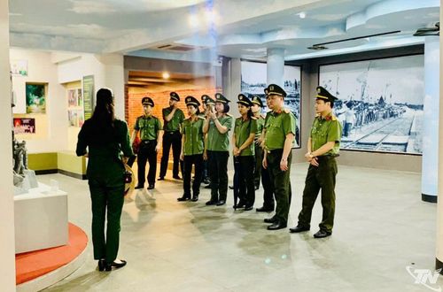 Cán bộ, chiến sĩ Công an tỉnh Thái Nguyên tham quan, tìm hiểu lịch sử tại Khu di tích TNXP 915.