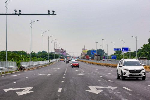 Giữ cho giao thông thông suốt không chỉ là nhiệm vụ ngoài đường phố, mà còn là sự lặng thầm phía sau những màn hình. Ở nơi đó, có những con người chọn hy sinh niềm vui riêng để đổi lấy sự bình yên chung - để mỗi chuyến đi của người dân luôn an toàn, trọn vẹn.