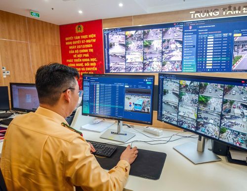 Một góc nhỏ làm việc nơi không có khái niệm “tan ca” đúng nghĩa trong những ngày cao điểm lễ. Các ca trực nối tiếp nhau, bảo đảm hệ thống không gián đoạn dù chỉ một phút.