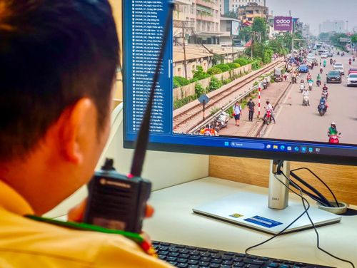Một tình huống ùn ứ cục bộ xuất hiện trên màn hình. Ngay lập tức, tín hiệu được phân tích, phương án điều tiết được đưa ra, thông tin chuyển xuống các tổ công tác ngoài đường. Sự phối hợp nhịp nhàng giữa “bộ não trung tâm” và lực lượng trực tiếp giúp dòng phương tiện nhanh chóng được giải tỏa.