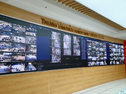 Không gian Trung tâm điều khiển giao thông rực sáng ánh màn hình. Hàng trăm ô hình nhỏ ghép lại thành “bản đồ sống” của thành phố, nơi 1.837 camera AI đang ngày đêm truyền về từng chuyển động của dòng xe. Mỗi góc phố, mỗi nút giao đều hiện hữu rõ nét, không có khoảng trống cho sự lơ là.