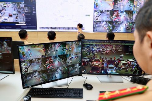 Không có khái niệm ngày - đêm. Những màn hình không tắt - cũng như trách nhiệm không cho phép nghỉ ngơi. Từ đây, từng nhịp giao thông vẫn được giữ vững, từng hành trình của người dân vẫn được âm thầm bảo vệ.