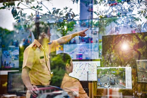 Bên ngoài, phố phường rộn ràng không khí nghỉ lễ. Bên trong, ánh mắt vẫn dõi theo từng chuyển động. Có những người đã gác lại kế hoạch cá nhân, hoãn chuyến về quê, chấp nhận một kỳ nghỉ đặc biệt - kỳ nghỉ bên những màn hình.