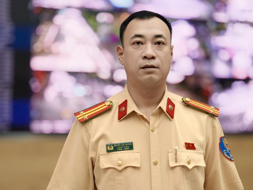 Trực tiếp điều hành tại Trung tâm, Trung tá Nguyễn Văn Khương, Phó Đội trưởng Đội Chỉ huy giao thông và điều khiển đèn tín hiệu giao thông cho biết, trong kỳ nghỉ lễ 30/4 và 1/5, đơn vị đã chủ động xây dựng phương án, bố trí lực lượng ứng trực 24/24 giờ, bảo đảm theo dõi sát tình hình, kịp thời phát hiện, xử lý các điểm ùn tắc, không để bị động, bất ngờ trong mọi tình huống.