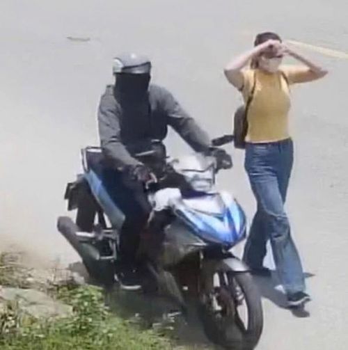 Hình ảnh hai đối tượng trước thời điểm thực hiện vụ cướp tiệm vàng táo tợn.