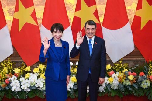 Thủ tướng Lê Minh Hưng và Thủ tướng Nhật Bản Takaichi Sanae chụp ảnh lưu niệm.
