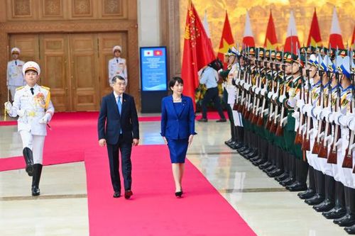 Thủ tướng Lê Minh Hưng và Thủ tướng Nhật Bản Takaichi Sanae duyệt Đội danh dự Quân đội nhân dân Việt Nam.