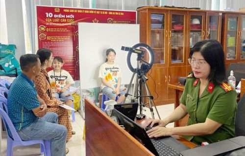 Phòng CSQLHC về TTXH làm thủ tục cấp căn cước cho trẻ em, học sinh tại Trung tâm giải quyết thủ tục hành chính công của tỉnh.