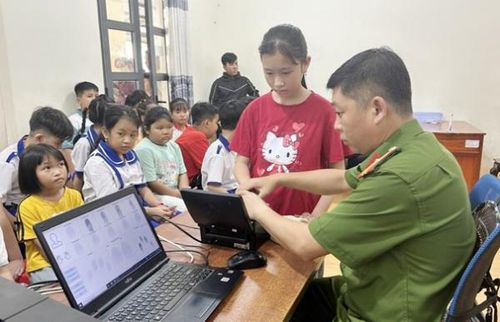 Công an xã Phước Long lăn tay, hoàn thiện hồ sơ cấp căn cước cho trẻ em, học sinh trên địa bàn.