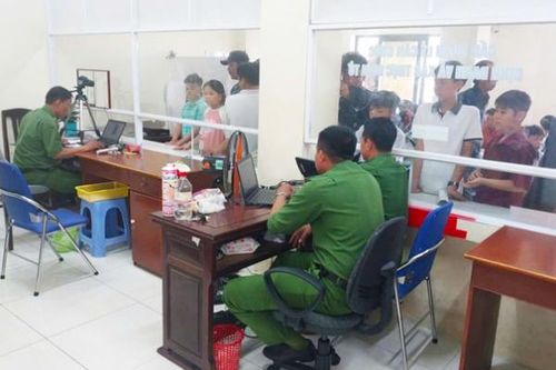Công an xã Hòa Bình làm thủ tục cấp căn cước, định danh cho trẻ em, học sinh dịp nghỉ lễ.
