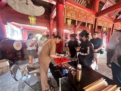 Nhiều bạn trẻ xin chữ với mong ước đạt điểm cao trong kỳ thi sắp tới.