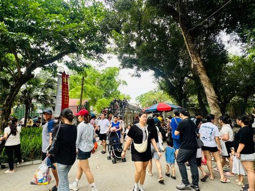 Vườn thú Hà Nội-Công viên Thủ Lệ đông nghịt khách dịp nghỉ lễ.
