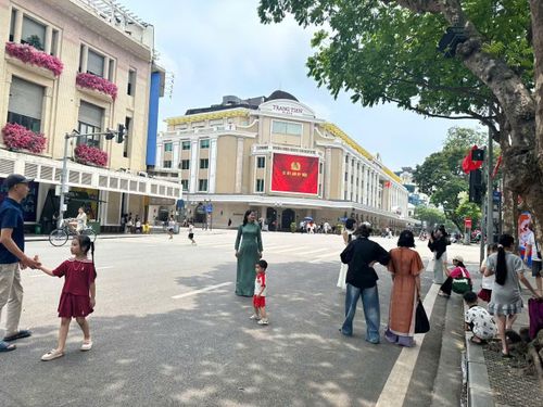 Phố đi bộ Hồ Gươm mang đến cảm giác thanh bình dịp nghỉ lễ.